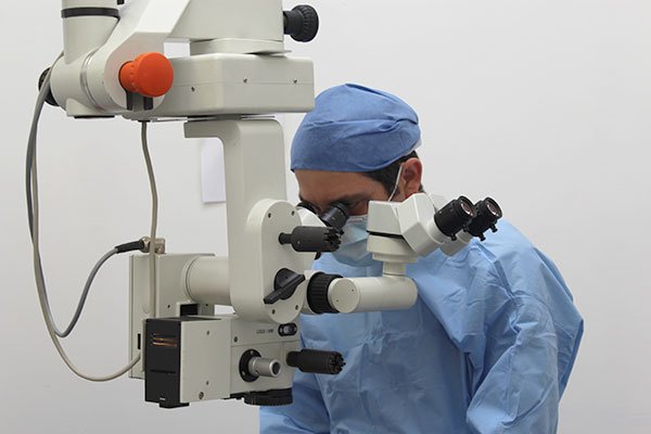 Floor-based motorised operating microscope